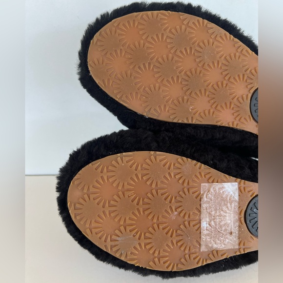 UGG Women’s Fluff Yeah Sheepskin Open Toe Slipper Slide in Black/White, size 9 - Picture 11 of 13